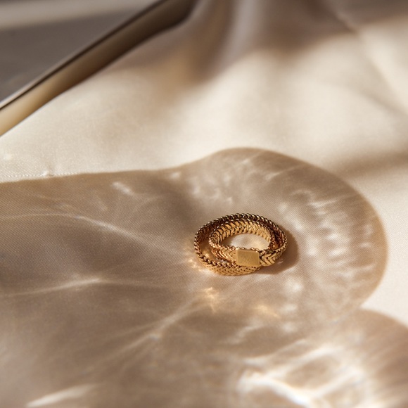 18K Gold Herringbone Snake Chain Cross Ring - Picture 4 of 9